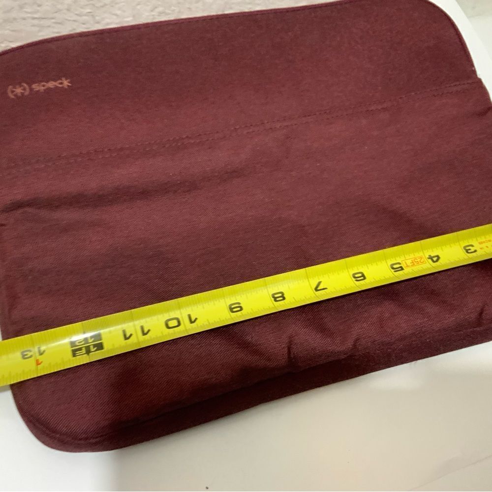 I-Pad/Tablet Case Speck burgundy 10”x14”x1” - Picture 4 of 5